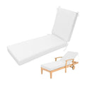 Exterieur aux chaises de plage couvertes en osier de jardin