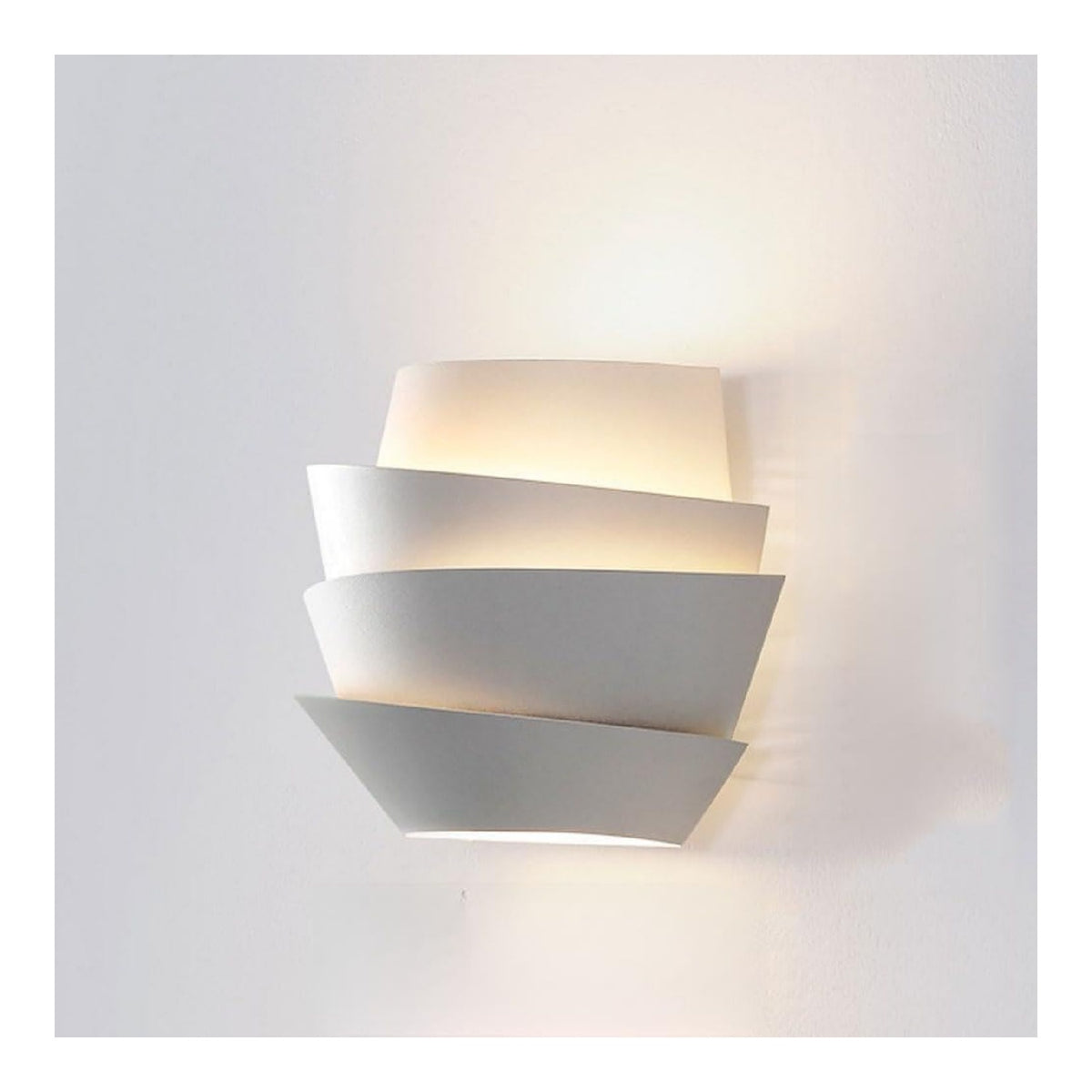 Solution lumineuse Blanc et Ambre au dessin sobre en format applique murale