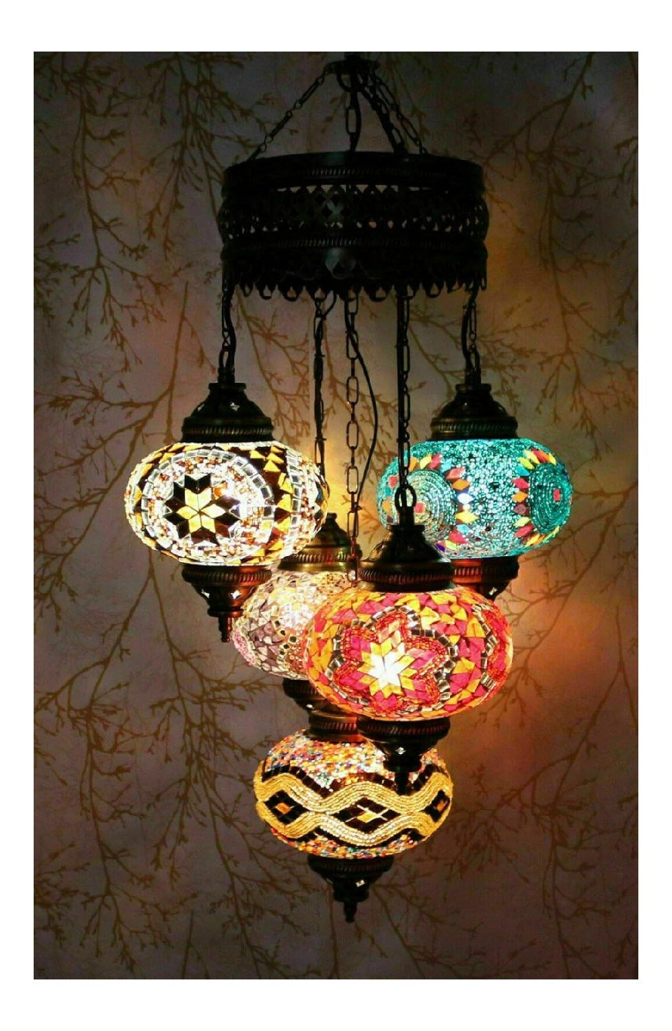 Luminaire Dore et Ambre a silhouette graphique de type lustre
