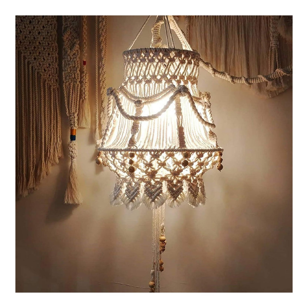 Luminaire Ambre et Beige a silhouette graphique de type lustre